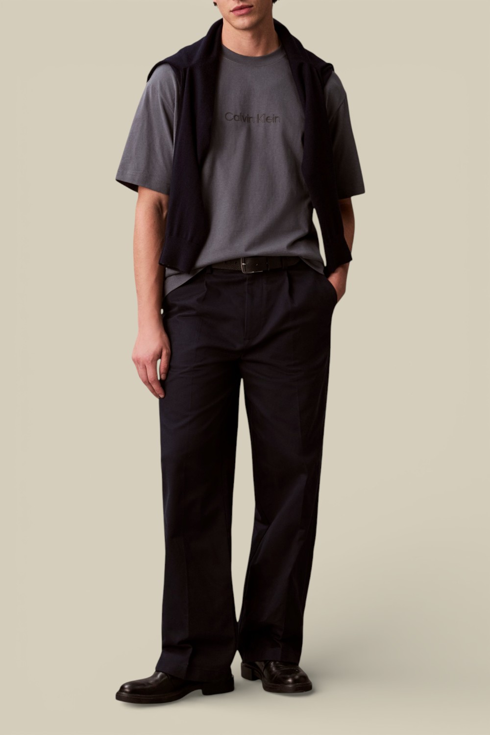 תמונת כל הלוק של חולצת טי